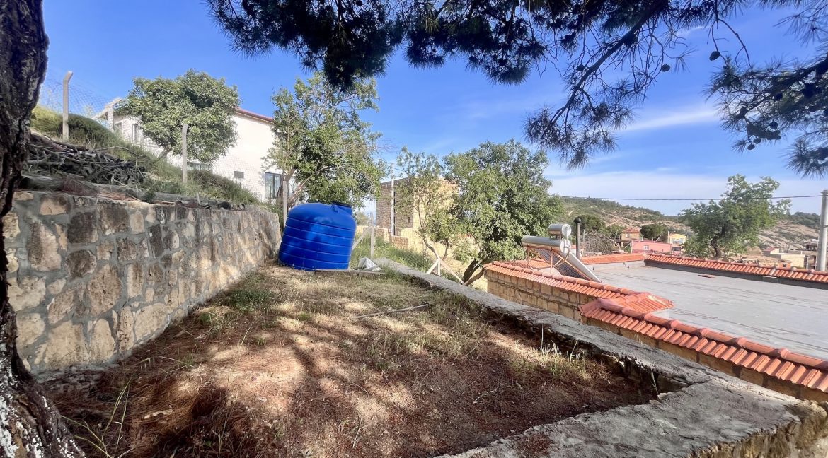 Arıklı Kanyonunda Deniz ve Doğa Manzaralı Taş Ev