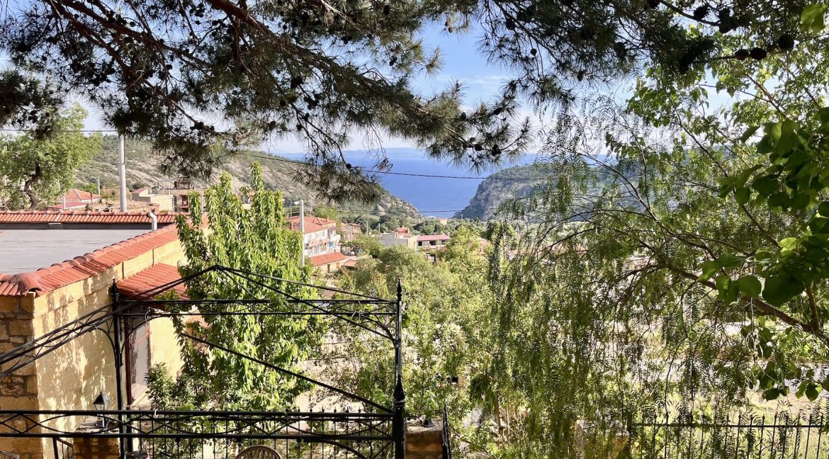 Arıklı Kanyonunda Deniz ve Doğa Manzaralı Taş Ev