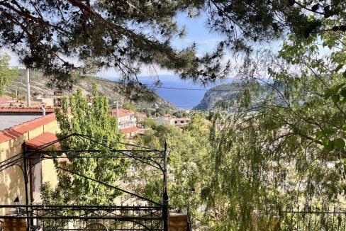 Arıklı Kanyonunda Deniz ve Doğa Manzaralı Taş Ev