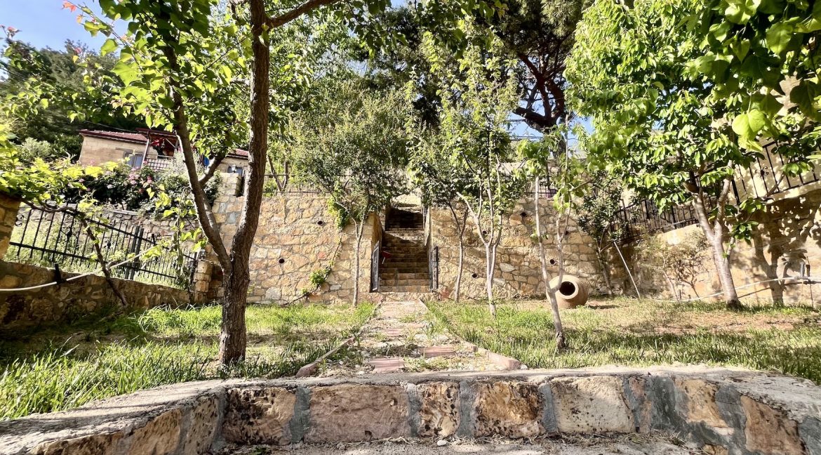 Arıklı Kanyonunda Deniz ve Doğa Manzaralı Taş Ev