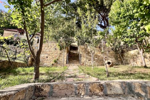 Arıklı Kanyonunda Deniz ve Doğa Manzaralı Taş Ev