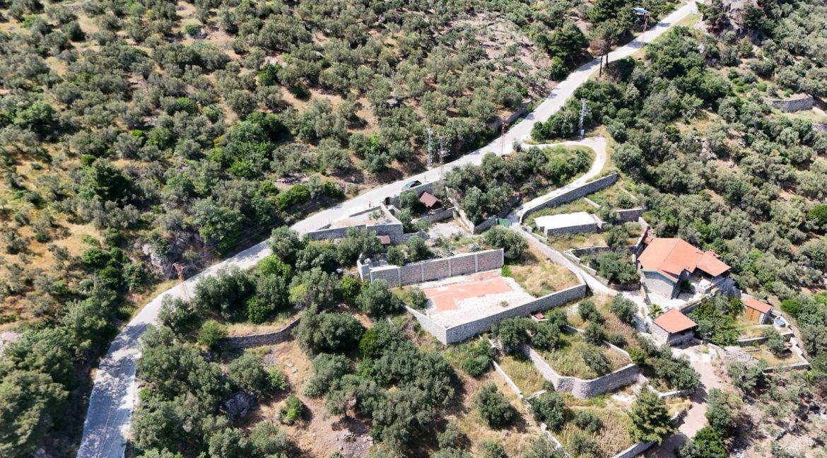 Sazlı Köyü'nde Satılık Elektriği, Suyu ve Taş Duvarları Olan Zeytinlik