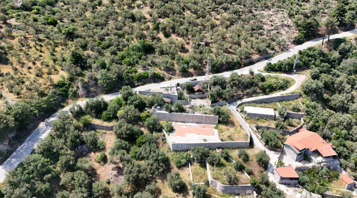 Sazlı Köyü'nde Satılık Elektriği, Suyu ve Taş Duvarları Olan Zeytinlik