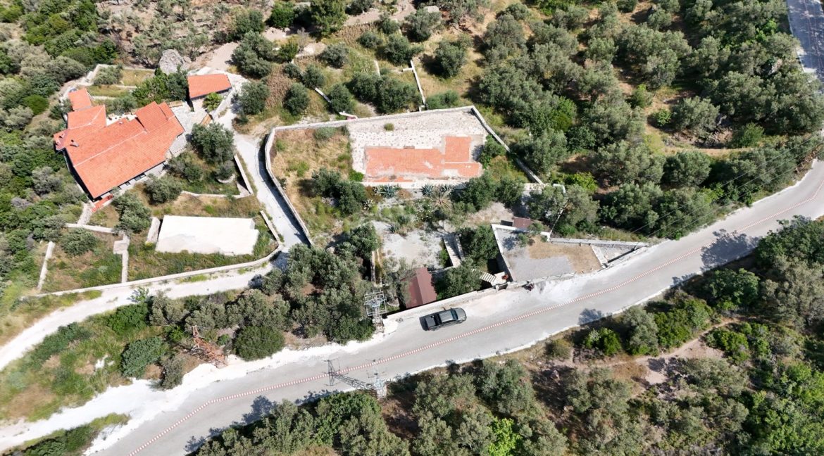 Sazlı Köyü'nde Satılık Elektriği, Suyu ve Taş Duvarları Olan Zeytinlik