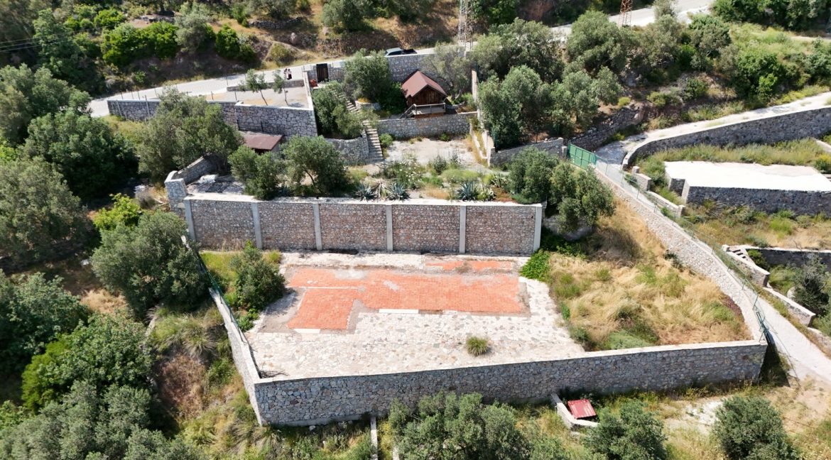 Sazlı Köyü'nde Satılık Elektriği, Suyu ve Taş Duvarları Olan Zeytinlik