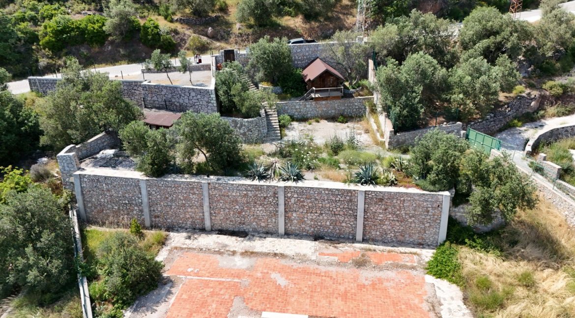 Sazlı Köyü'nde Satılık Elektriği, Suyu ve Taş Duvarları Olan Zeytinlik