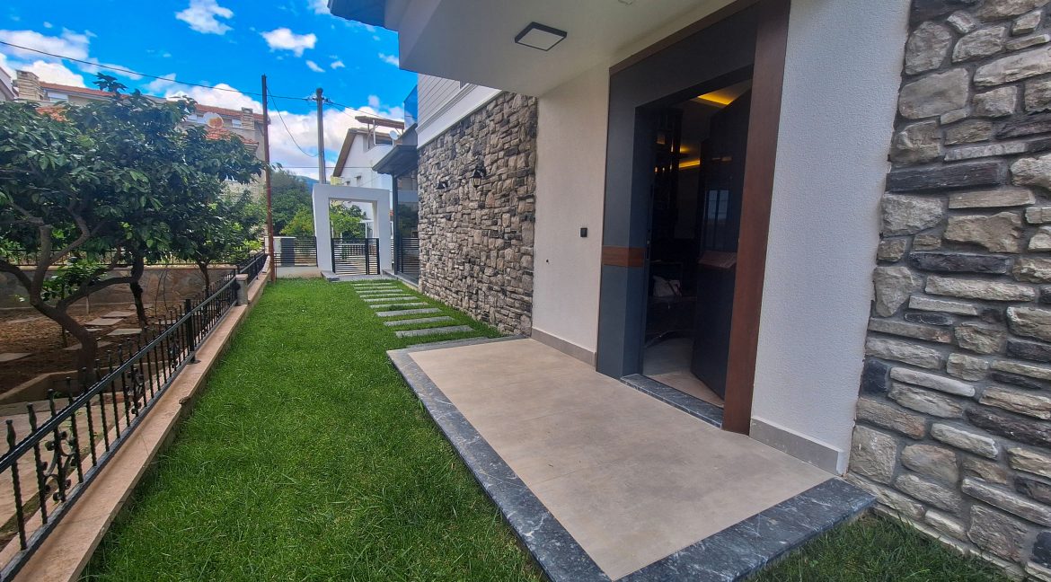 Narlı Mahallesi’nde Satılık Sıfır 4+2 Tam Müstakil çift Teraslı Tripleks