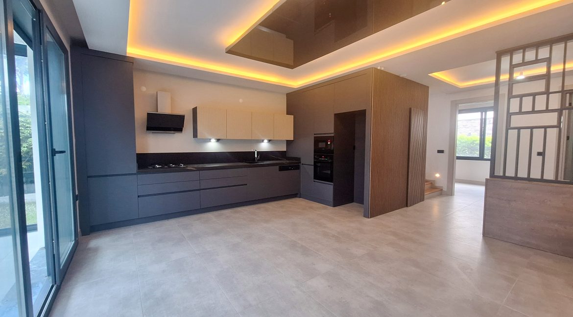 Narlı Mahallesi’nde Satılık Sıfır 4+2 Tam Müstakil çift Teraslı Tripleks