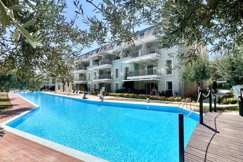 Küçükkuyu Port Sitesi’nde Satılık 2+1 Köşe Bahçe Katı Daire
