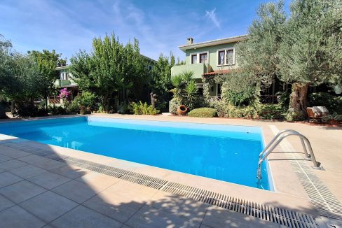 Mıhlı Mahallesi’nde Havuzlu Site içerisinde Satılık Bahçeli İkiz Ev