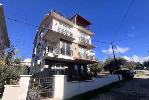 Küçükkuyu'da Eşyasız Kiralık 1+1 Ara Kat Daire