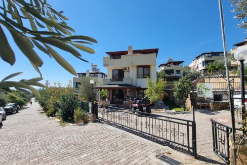 Küçükkuyu'da Havuzlu Bir Sitede Satılık Müstakil Ev