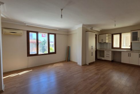 Küçükkuyu'da Nezih Bir Muhitte Satılık 2+1 Daire (3)