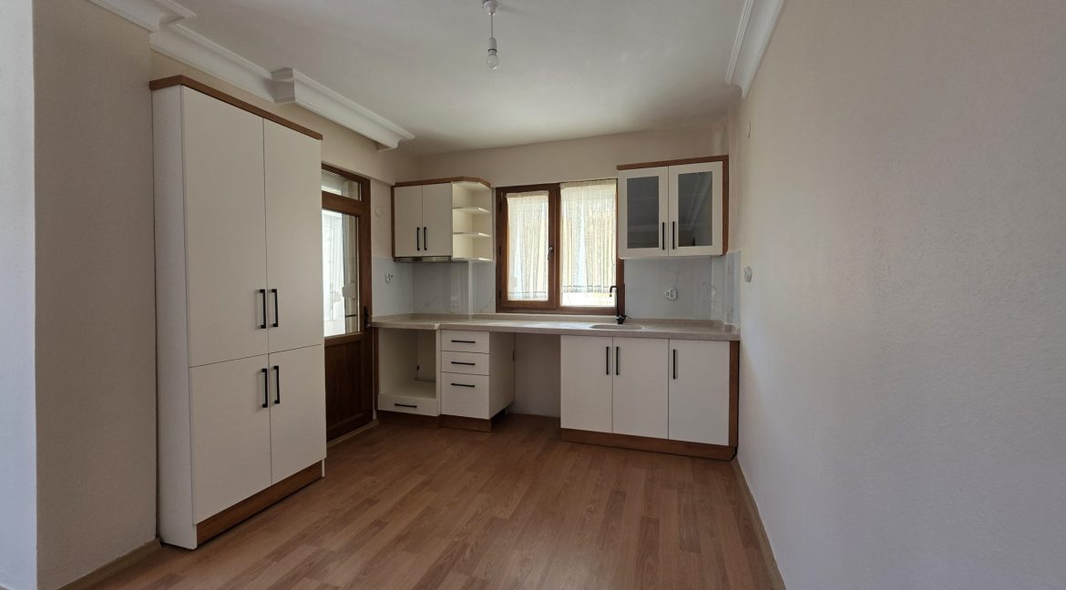 Küçükkuyu'da Nezih Bir Muhitte Satılık 2+1 Daire (5)