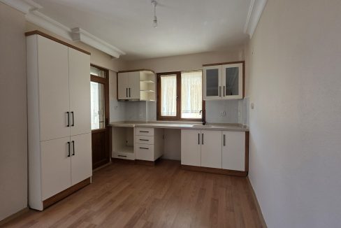 Küçükkuyu'da Nezih Bir Muhitte Satılık 2+1 Daire (5)