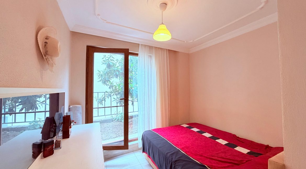 Küçükkuyu'da Satılık 1+1 Bahçe Katı Daire