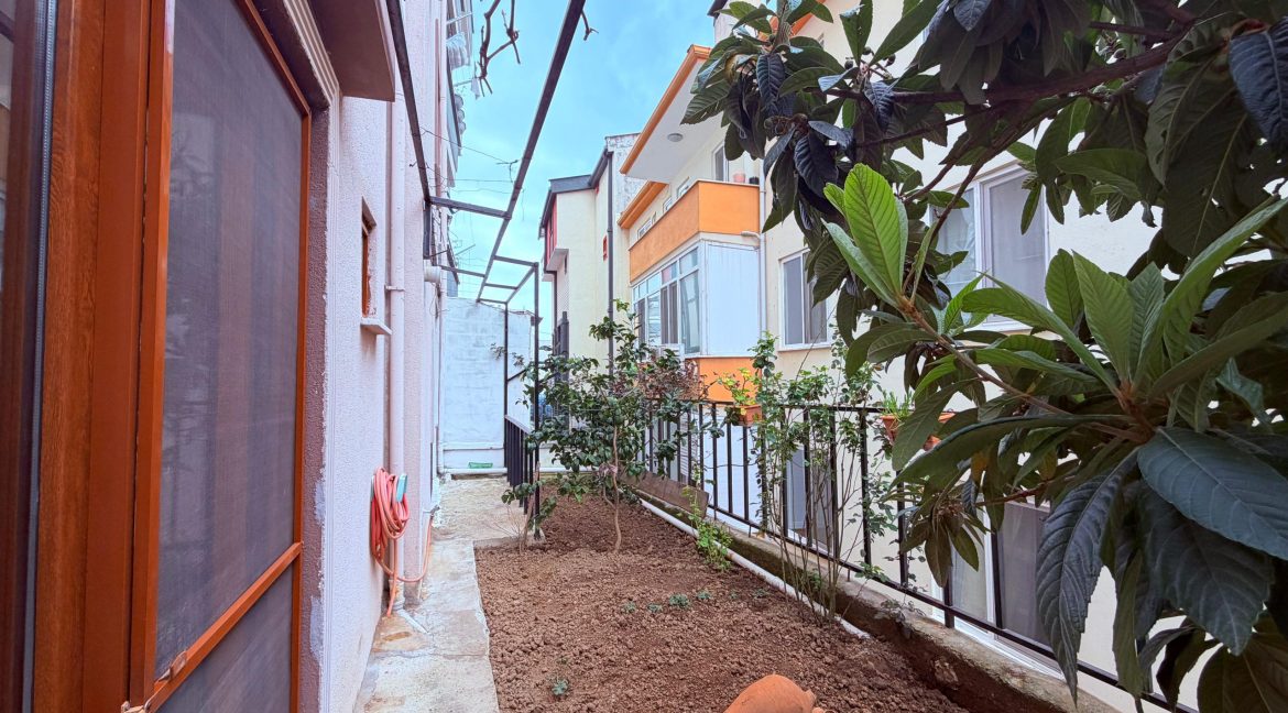 Küçükkuyu'da Satılık 1+1 Bahçe Katı Daire