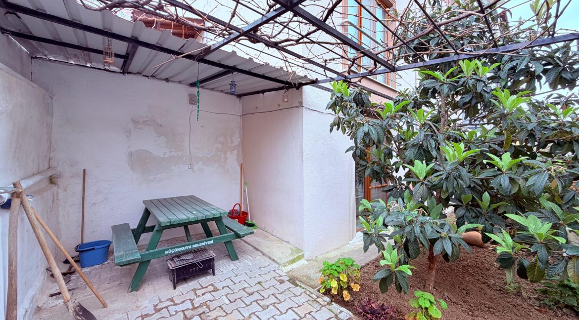 Küçükkuyu'da Satılık 1+1 Bahçe Katı Daire