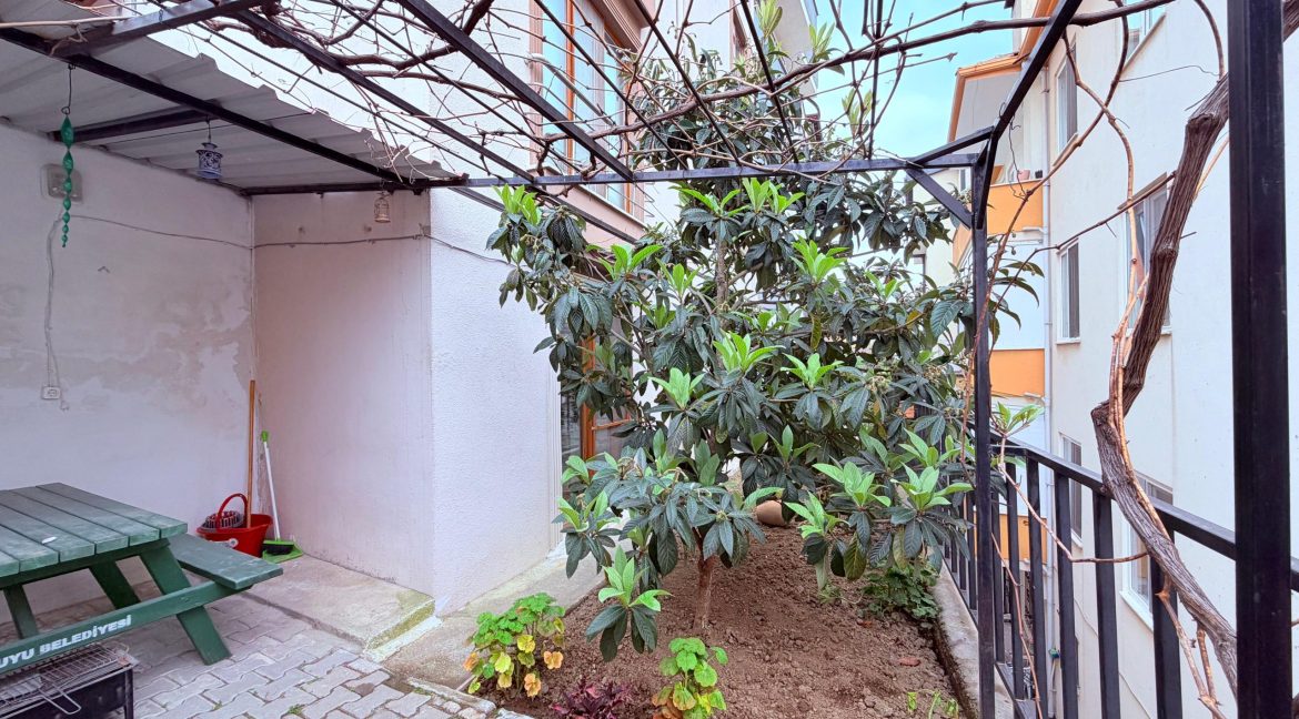 Küçükkuyu'da Satılık 1+1 Bahçe Katı Daire