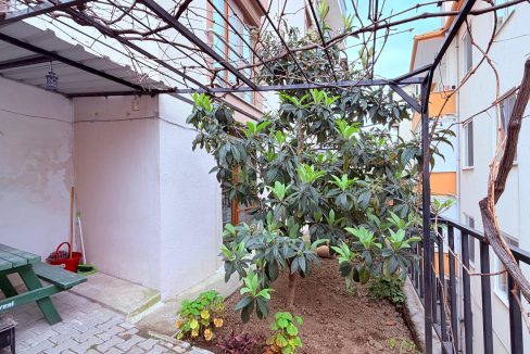 Küçükkuyu'da Satılık 1+1 Bahçe Katı Daire