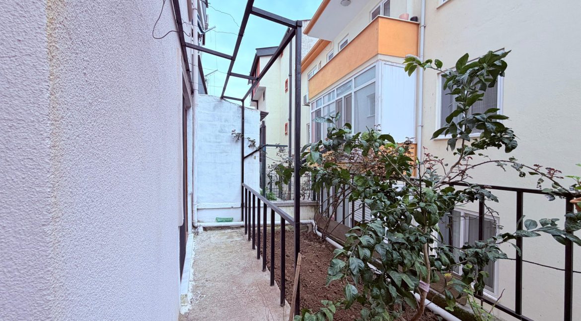 Küçükkuyu'da Satılık 1+1 Bahçe Katı Daire