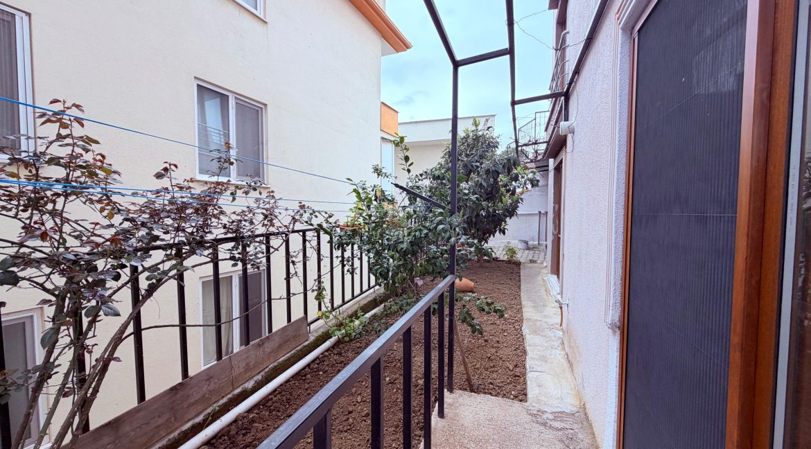 Küçükkuyu'da Satılık 1+1 Bahçe Katı Daire