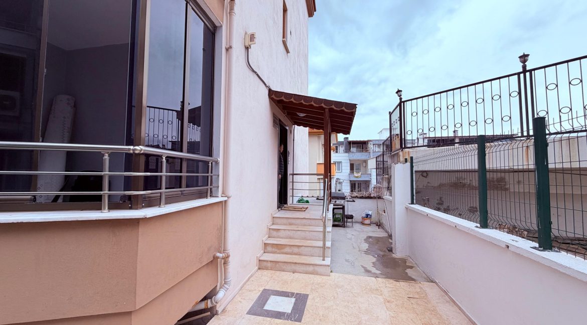 Küçükkuyu'da Satılık 1+1 Bahçe Katı Daire