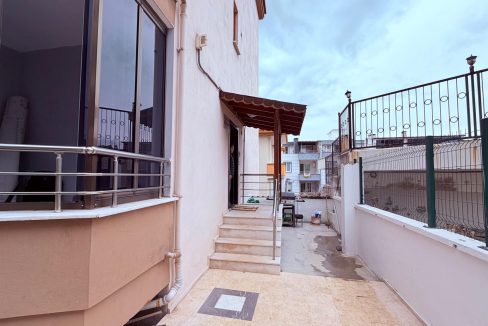 Küçükkuyu'da Satılık 1+1 Bahçe Katı Daire