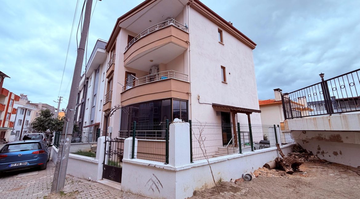 Küçükkuyu'da Satılık 1+1 Bahçe Katı Daire