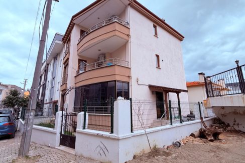 Küçükkuyu'da Satılık 1+1 Bahçe Katı Daire