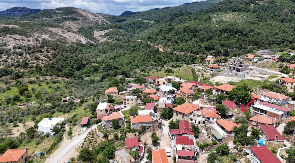 Arıklı'da Restorasyona Uygun, Geniş Bahçeli ve Deniz Manzaralı Kargir Ev (10)