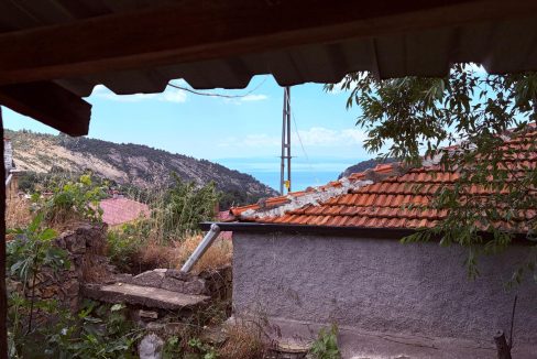 Arıklı'da Restorasyona Uygun, Geniş Bahçeli ve Deniz Manzaralı Kargir Ev (10)