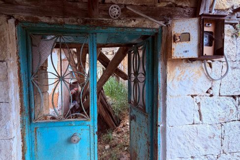Arıklı'da Restorasyona Uygun, Geniş Bahçeli ve Deniz Manzaralı Kargir Ev (12)