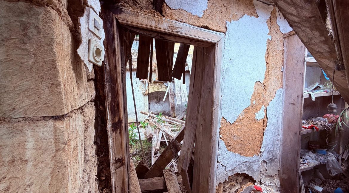 Arıklı'da Restorasyona Uygun, Geniş Bahçeli ve Deniz Manzaralı Kargir Ev (14)