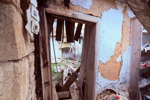 Arıklı'da Restorasyona Uygun, Geniş Bahçeli ve Deniz Manzaralı Kargir Ev (14)