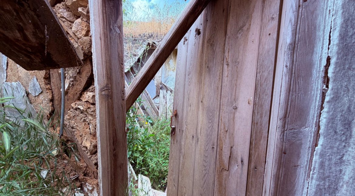 Arıklı'da Restorasyona Uygun, Geniş Bahçeli ve Deniz Manzaralı Kargir Ev (15)