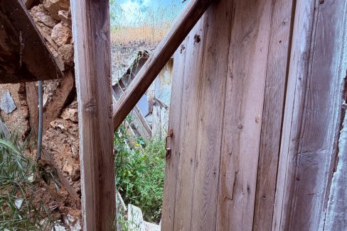 Arıklı'da Restorasyona Uygun, Geniş Bahçeli ve Deniz Manzaralı Kargir Ev (15)
