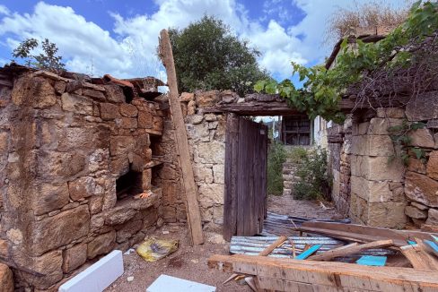 Arıklı'da Restorasyona Uygun, Geniş Bahçeli ve Deniz Manzaralı Kargir Ev (19)