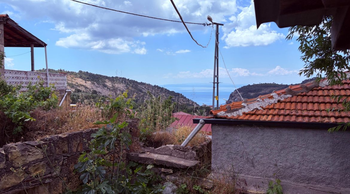 Arıklı'da Restorasyona Uygun, Geniş Bahçeli ve Deniz Manzaralı Kargir Ev (2)