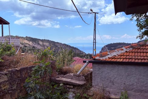 Arıklı'da Restorasyona Uygun, Geniş Bahçeli ve Deniz Manzaralı Kargir Ev (2)