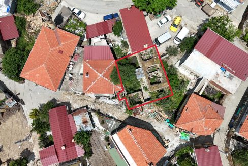 Arıklı'da Restorasyona Uygun, Geniş Bahçeli ve Deniz Manzaralı Kargir Ev (3)