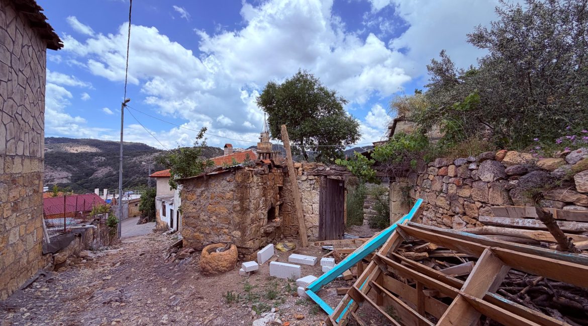 Arıklı'da Restorasyona Uygun, Geniş Bahçeli ve Deniz Manzaralı Kargir Ev (4)