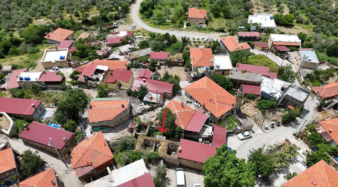 Arıklı'da Restorasyona Uygun, Geniş Bahçeli ve Deniz Manzaralı Kargir Ev (6)