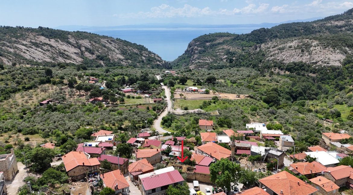 Arıklı'da Restorasyona Uygun, Geniş Bahçeli ve Deniz Manzaralı Kargir Ev (8)