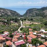 Arıklı'da Restorasyona Uygun, Geniş Bahçeli ve Deniz Manzaralı Kargir Ev