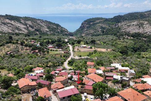 Arıklı'da Restorasyona Uygun, Geniş Bahçeli ve Deniz Manzaralı Kargir Ev