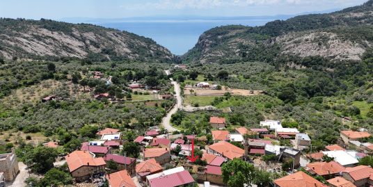 Arıklı'da Restorasyona Uygun, Geniş Bahçeli ve Deniz Manzaralı Kargir Ev