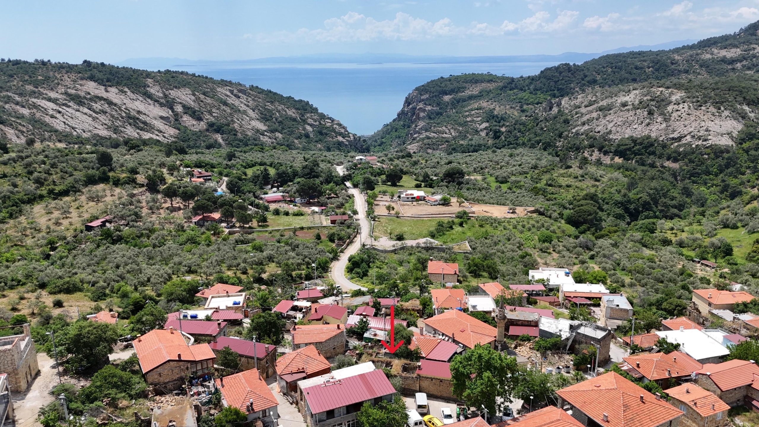 Arıklı’da Restorasyona Uygun, Geniş Bahçeli ve Deniz Manzaralı Kargir Ev