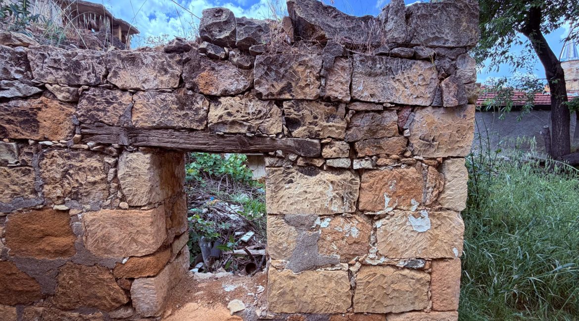 Arıklı'da Restorasyona Uygun, Geniş Bahçeli ve Deniz Manzaralı Kargir Ev (9)