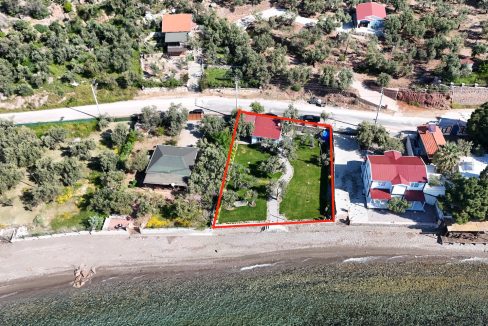 Assos Sahil Yolu’nda Denize Sıfır Emsalsiz Satılık Ev